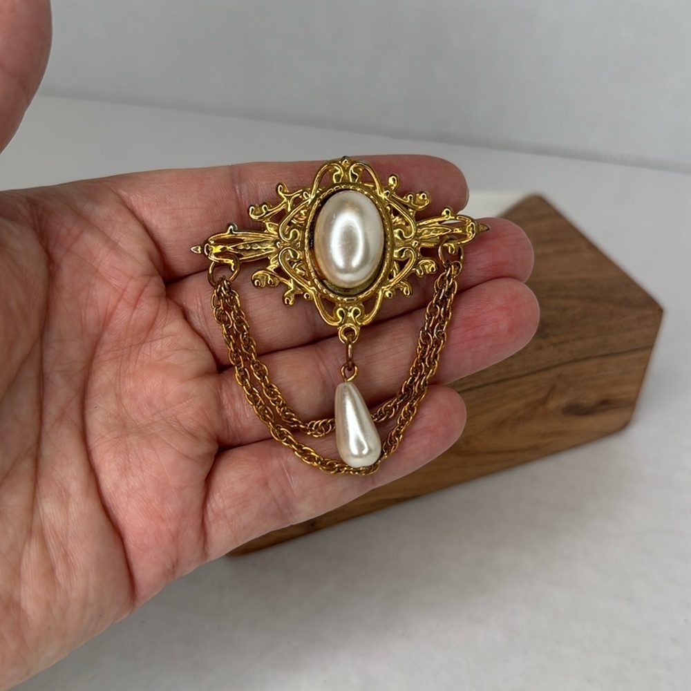 Vintage Faux Pearl Chain Brooch Pin Teardrop Statement Gold Tone lot B33 - Picture 3 of 5